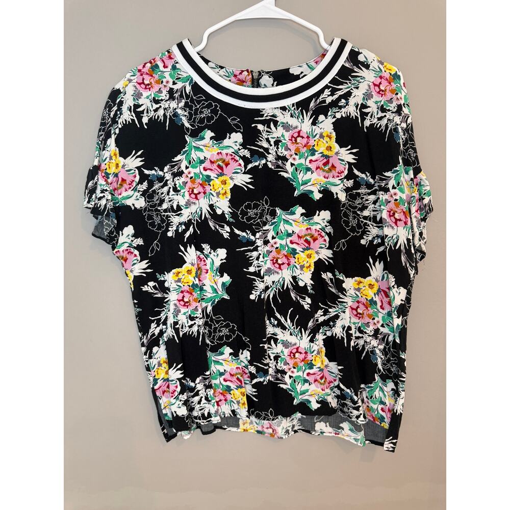 DR2 Medium Black & White short sleeve floral blouse